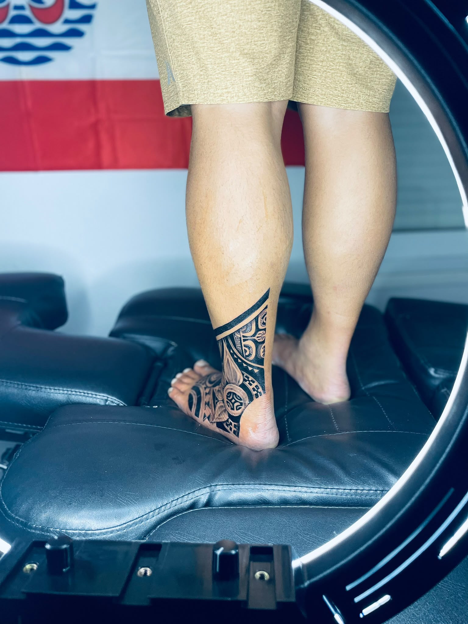 Mollets tatoués en mouvement