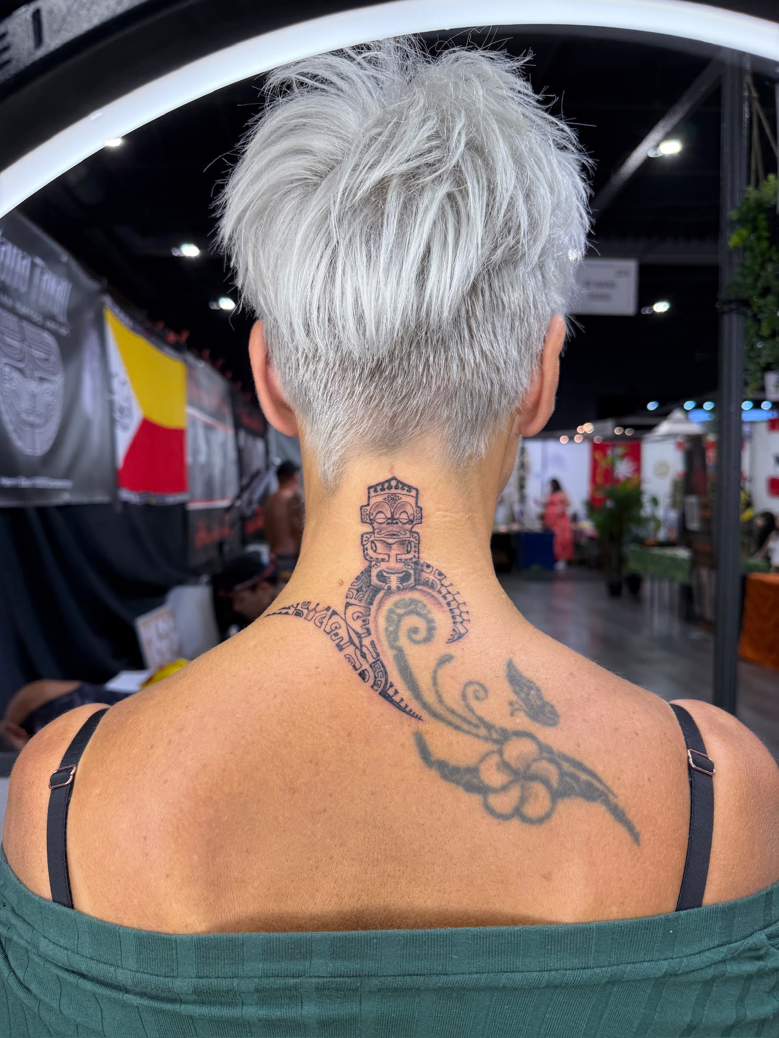 Nuque, motif totem, en convention